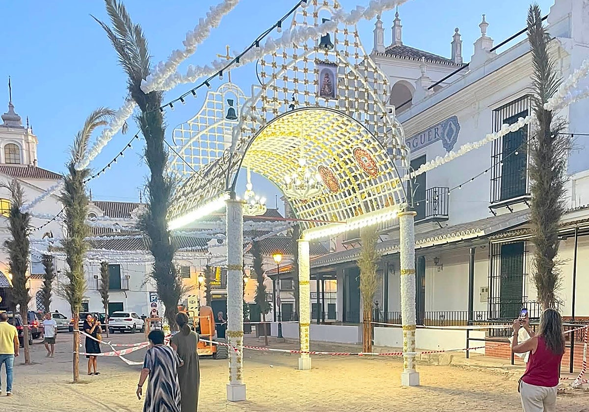 huelva-prepara-sus-arcos-de-papel-para-la-virgen-del-roc-o